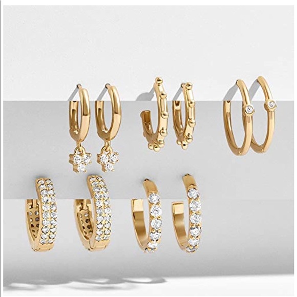 :: Delicate [GOLD] Pavé Huggie Hoops Rhinestone Huggie Hoops Minimalist - Picture 3 of 9